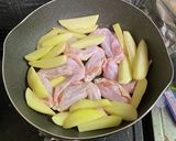 手羽先とジャガイモの梅バター焼き作り方4写真