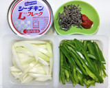 ツナ缶とピーマンと玉ネギのピリ辛中華炒め作り方1写真