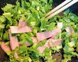 すぐ完成！大根の葉のにんにくベーコン炒め作り方3写真