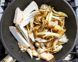 豚こま肉とキノコの洋風みそバター炒め作り方3写真