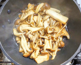 豚こま肉とキノコの洋風みそバター炒め作り方4写真