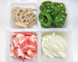 豚バラ肉とレンコンとピーマンのカレー炒め作り方1写真