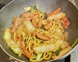 白菜＆小松菜とソーセージの焼きうどん作り方5写真