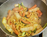 白菜＆小松菜とソーセージの焼きうどん作り方5写真