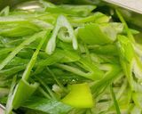 ネギの葉の辛味が美味しいニンニク炒め作り方1写真