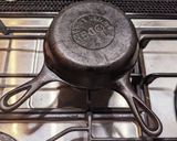 スキレットで黒いサヴァ缶のチーズ焼き作り方4写真