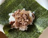 わさび菜と牛肉しぐれ煮のおにぎらず作り方2写真