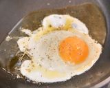 貧乏人のパスタ（目玉焼きのパスタ）作り方3写真