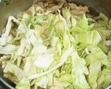 キャベツのお味噌汁に落とし卵作り方1写真