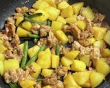 豚こま肉とジャガイモのバター醤油炒め作り方4写真