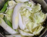 キャベツで豚汁　バター　七味を添えて作り方4写真