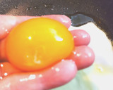 きれいな目玉焼き　指を使って焼きました作り方3写真