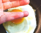 きれいな目玉焼き　指を使って焼きました作り方4写真