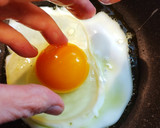 きれいな目玉焼き　指を使って焼きました作り方5写真