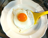 きれいな目玉焼き　指を使って焼きました作り方6写真