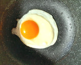 きれいな目玉焼き　指を使って焼きました作り方11写真