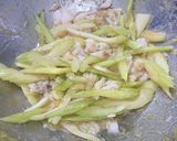 白身魚とセロリの甘辛からし酢味噌和え作り方5写真