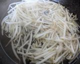 もやしと鶏の旨辛だれ和え♪作り方1写真