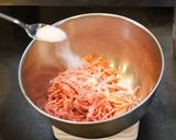 最速のハンバーグ。肉・塩・胡椒・砂糖だけ作り方1写真