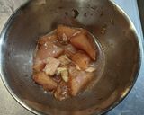 ストウブで鶏胸肉の無水ピリ辛煮込作り方1写真