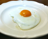 きれいな目玉焼き　指を使って焼きました作り方8写真