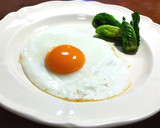 きれいな目玉焼き　指を使って焼きました作り方7写真