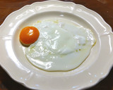 黄身が良く焼ける　目玉焼き　「横目」作り方5写真