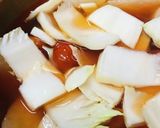 小餅をちりばめる●鶏肉のキムチうどん鍋作り方1写真