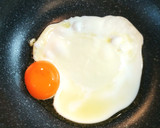 きれいな目玉焼き　指を使って焼きました作り方9写真