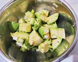 レモンとごま油香る〜アボカドしらす丼作り方2写真