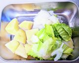 白菜と大根・じゃがいもの味噌汁作り方1写真