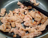 W旨みで簡単！豚肉ときのこの塩麹蒸し炒め作り方3写真