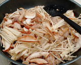 W旨みで簡単！豚肉ときのこの塩麹蒸し炒め作り方4写真