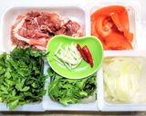 豚こま肉と春菊とトマトの焼うどん作り方1写真