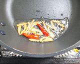豚こま肉と春菊とトマトの焼うどん作り方2写真