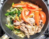 豚こま肉と春菊とトマトの焼うどん作り方6写真
