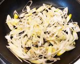 豚キムチをカリッと焼きそばに乗せて作り方3写真