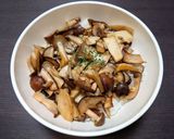 簡単☆お手軽きのこのガリバタ炒め丼作り方11写真