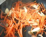 豆苗の入った人参しりしり作り方2写真