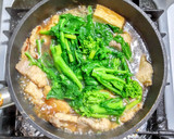 豚バラ肉と菜の花と厚揚げの煮込み作り方4写真