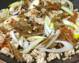 きんぴらごぼう と 鶏挽肉の卵とじ(丼)作り方2写真