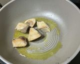 天然ブリのフライパンオリーブ焼き＋生姜作り方3写真