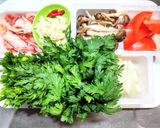 豚こま肉と春菊とトマトのピリカラ甘酢炒め作り方1写真