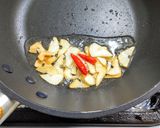 豚こま肉と春菊とトマトのピリカラ甘酢炒め作り方2写真