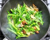 豚こま肉と春菊とトマトのピリカラ甘酢炒め作り方4写真