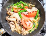 豚こま肉と春菊とトマトのピリカラ甘酢炒め作り方5写真
