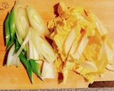白菜、長ネギ、落とし卵のピリ辛煮作り方1写真
