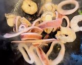 セロリとシーフードミックスの塩麹炒め作り方4写真