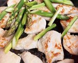 塩麹で柔らか鶏むね肉とアスパラ炒め☆作り方3写真
