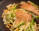 ブロッコリーの芯とコーンの味噌バター炒め作り方7写真